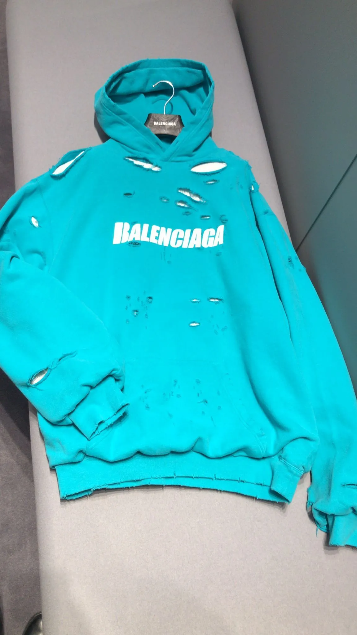 BALENCIAGA  |Caps destroyed hoodie in white