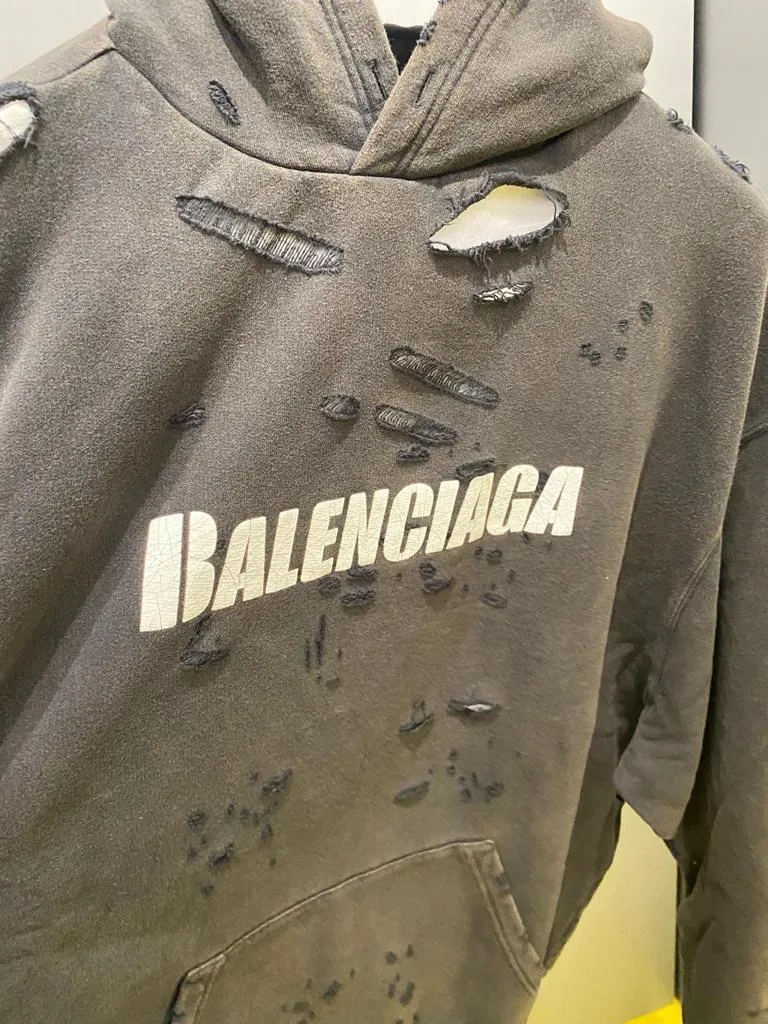 BALENCIAGA  |Caps destroyed hoodie in white