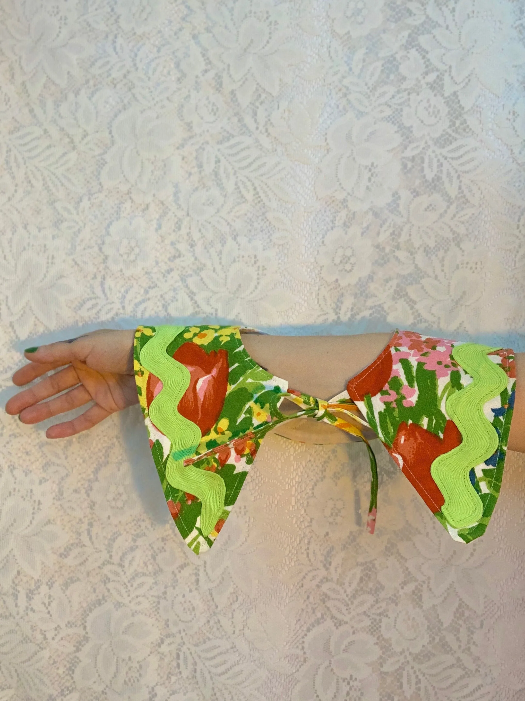 Floral ric rac collar