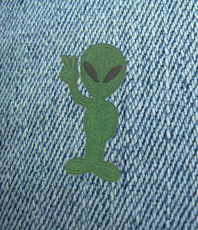 PEACE N POUT ALIEN IRON ON PATCH